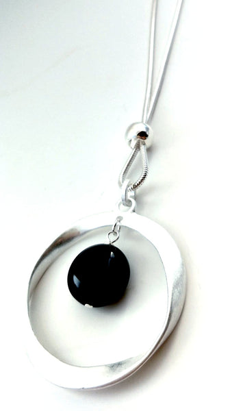 10989-12B Necklace Silver Black Stone